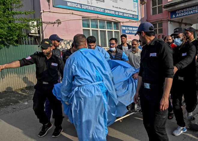 Kaujinieki Kašmiras kūrortā atklājuši uguni uz tūristiem; ir bojāgājušie