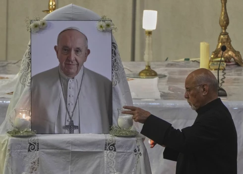 Pāvests Francisks savos noslēdzošajos dzīves mirkļos necieta. Tas viss notika ātri, norāda Vatikāns.