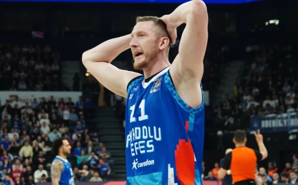 Šmits gūst trīs punktus "Anadolu Efes" zaudējumā Eirolīgas ceturtdaļfināla pirmajā spēlē
