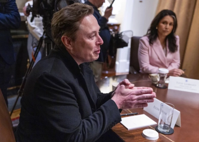 Masks plāno samazināt darbu Trampa labā, lai fokusētos uz "Tesla"