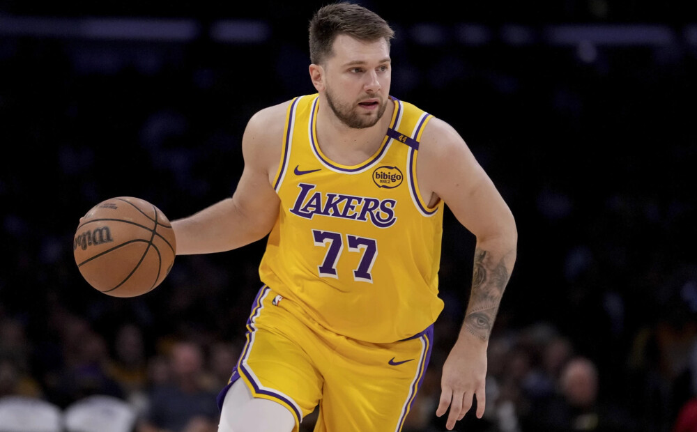 Luka Dončičs spārno "Lakers" uzvarai NBA izslēgšanas spēlēs, Lilarda atgriešanās nepalīdz Milvoki "Bucks"