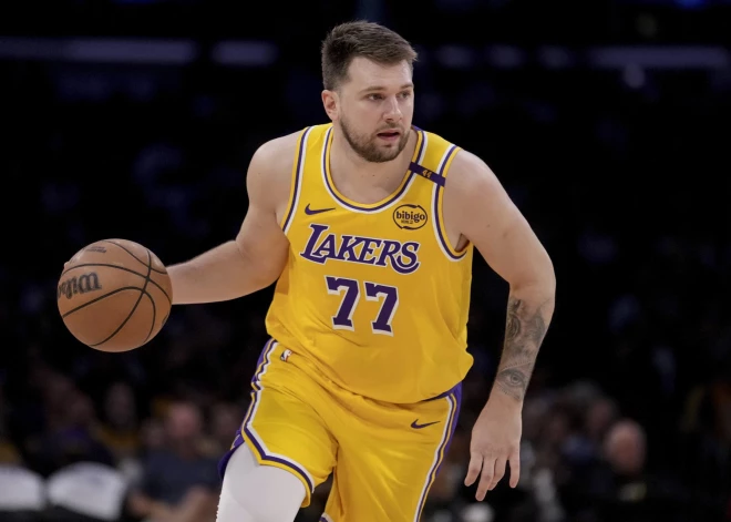 Luka Dončičs spārno "Lakers" uzvarai NBA izslēgšanas spēlēs, Lilarda atgriešanās nepalīdz Milvoki "Bucks"