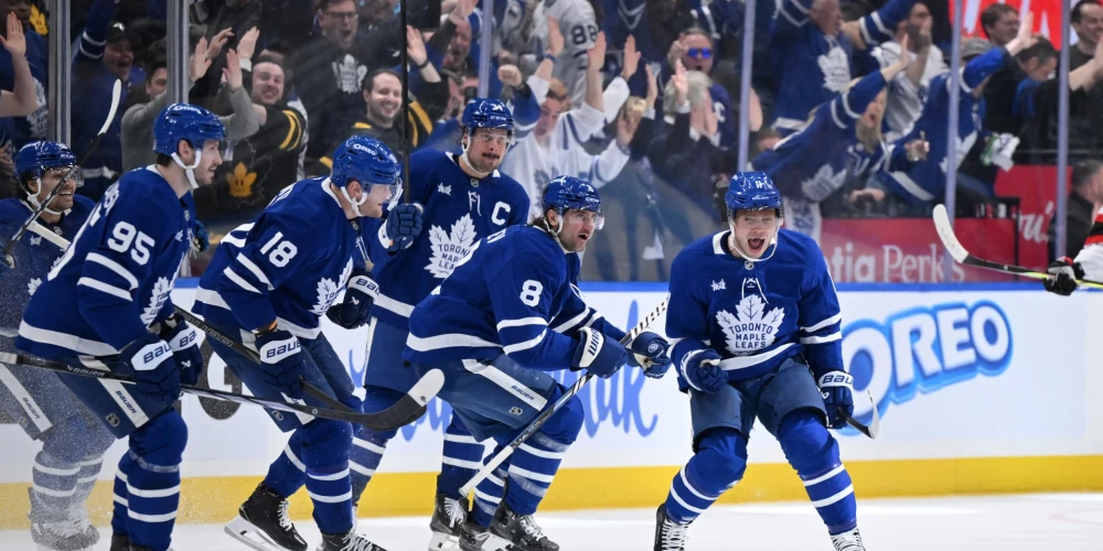 Toronto "Maple Leafs" hokejisti gavilē pēc gūtajiem uzvaras vārtiem papildlaikā.