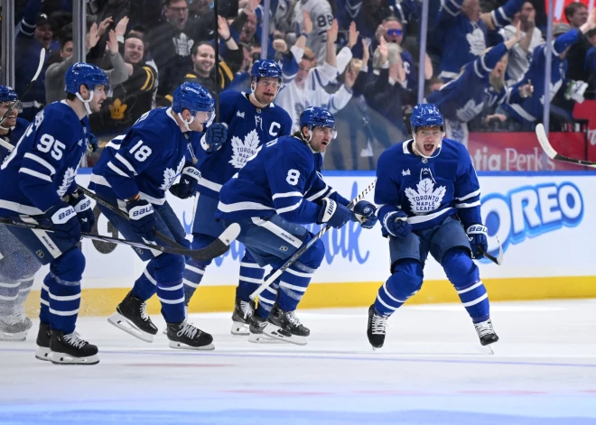 Stenlija kausa izcīņā "Maple Leafs" un "Hurricanes" otrās uzvaras, Minesotas "Wild" uzvar Lasvegasā un izlīdzina rezultātu sērijā