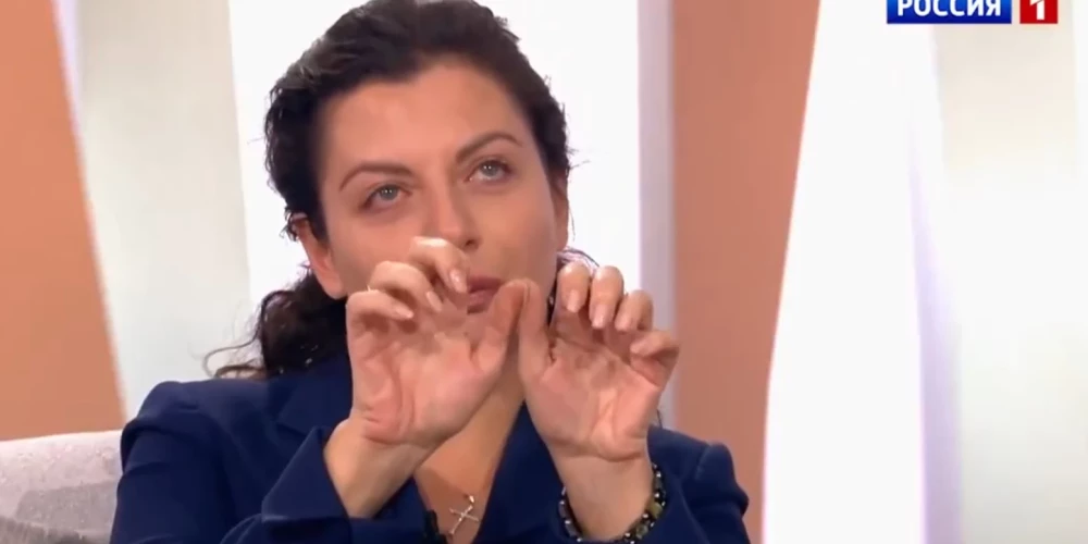 Margarita Simonjana Krievijas televīzijā stāsta, kā vīra, propagandista Tigrana Keosajana komas dēļ bija gatava braukt karot uz Ukrainu, kur viņu ātri vien likvidētu (ekrānuzņēmums no video)