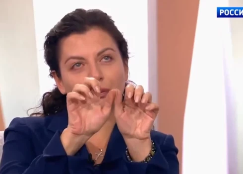 Margarita Simonjana Krievijas televīzijā stāsta, kā vīra, propagandista Tigrana Keosajana komas dēļ bija gatava braukt karot uz Ukrainu, kur viņu ātri vien likvidētu (ekrānuzņēmums no video)