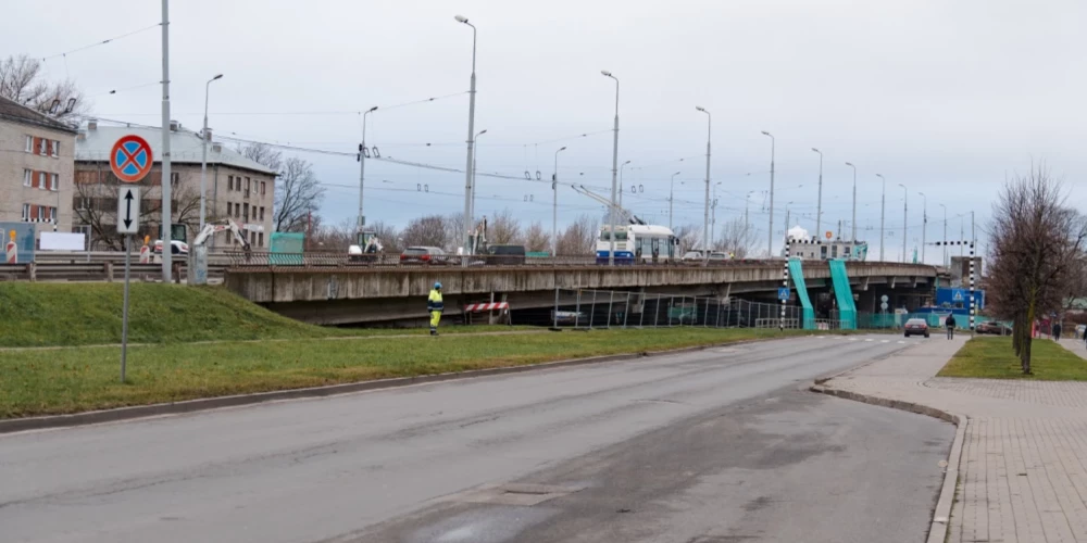 Mainīs satiksmes organizāciju uz Zemitāna tilta Rīgā.