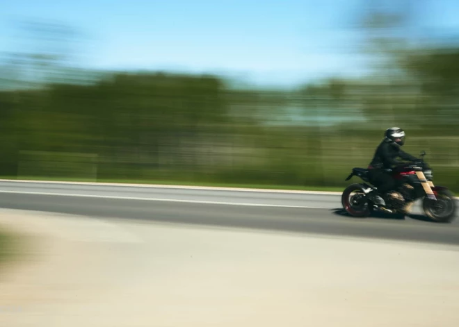Valsts policija nogriež ceļu 2,76 promiļu reibumā esošam motociklistam, kurš centās aizbēgt