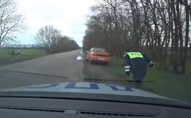 Ceļu policists skrien pie bēgošā autovadītāja un nenojaušs, ka vēl viss nav galā.