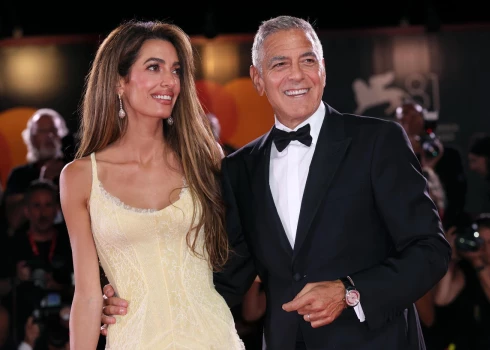 Džordžs un Amala Klūniji filmas "Wolfs" pirmizrādes vakarā Venēcijas kinofestivālā 2024. gada septembrī.