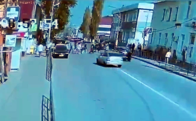 Šoferis ar "Lada Priora" nedomā apstāties un brauc virsū cilvēkiem, kuri šķērso gājēju pāreju.