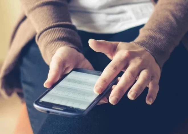 Iekšlietu ministrija aicina iedzīvotājus uzmanīties no krāpniekiem, kas uzdodas par ministrijas darbiniekiem un cenšas iegūt datus vai izkrāpt naudu