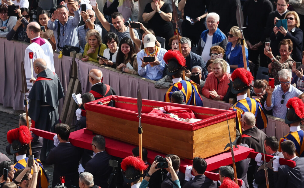 Milzum daudz ļaužu atvadās no pāvesta Franciska