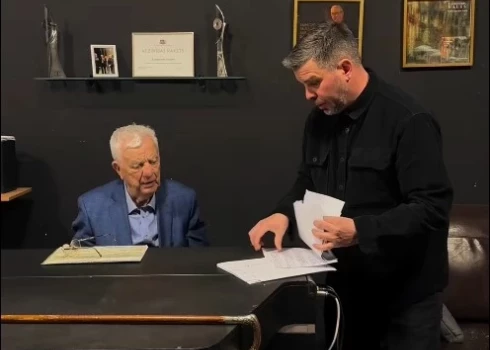 Раймонд Паулс и Интарс Бусулис обсуждают новый совместный творческий проект.