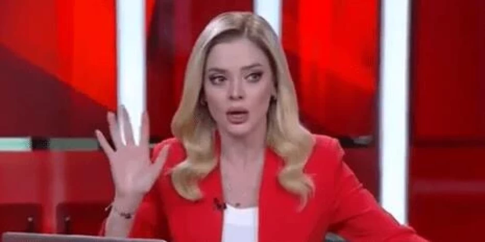 ведущая CNN Türk Мелтем Бозбейоглу продолжает эфир несмотря на землетрясение.