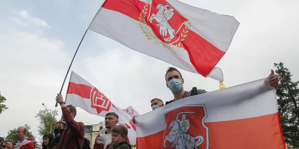 Lietuvas Valsts drošības departaments informēja, ka kopš 2023.gada Krievijas un Baltkrievijas operatīvie darbinieki Lietuvā veic informatīvas un psiholoģiskas operācijas, kuru mērķis ir radīt nedrošības sajūtu baltkrievu diasporā un attēlot Lietuvu kā ksenofobisku valsti. Šogad naidīgu valstu operatīvie darbinieki sociālajos tīklos sākuši meklēt personas, kuras apmaiņā pret samaksu būtu gatavas uzbrukt baltkrieviem Lietuvā.