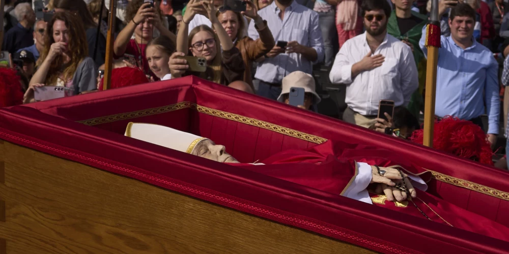 Vatikānā atvadās no pāvesta Franciska. Viņu apbedīs sestdien, 26. aprīlī