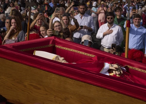 Vatikānā atvadās no pāvesta Franciska. Viņu apbedīs sestdien, 26. aprīlī