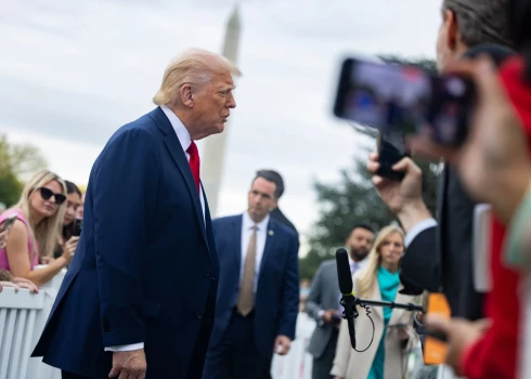 ASV prezidents Donalds Tramps izvairīgi komentē tirdzniecības sarunas ar Ķīnu.