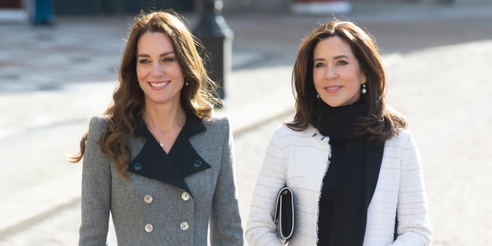 Velsas princese Ketrīna un Dānijas karaliene Mērija 2022. gada februārī. Tolaik Ketrīna bija Kembridžas hercogiene, bet Mērija – Dānijas kroņprincese. Mērija kļuva par karalieni 2024. gada 14. janvārī, kad Viņas Majestāte Margrēte II atteicās no troņa par labu savam vecākajam dēlam kroņprincim Frederikam un viņai sievai.