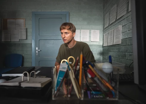 Niklāvs Kurpnieks Oskara Tirsas lomā.