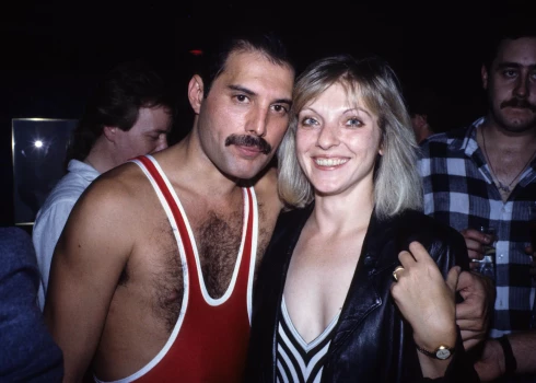 Fredijs Merkūrijs un Mērija Ostina rokera 38. dzimšanas dienā.