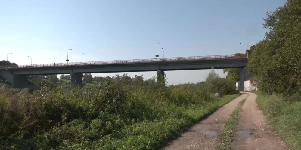 Две смерти за полгода: в Бауске усиливают видеонаблюдение на мосту.
