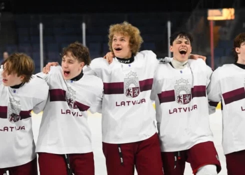 Latvijas U-18 hokeja izlase pēc uzvaras pār Norvēģiju.