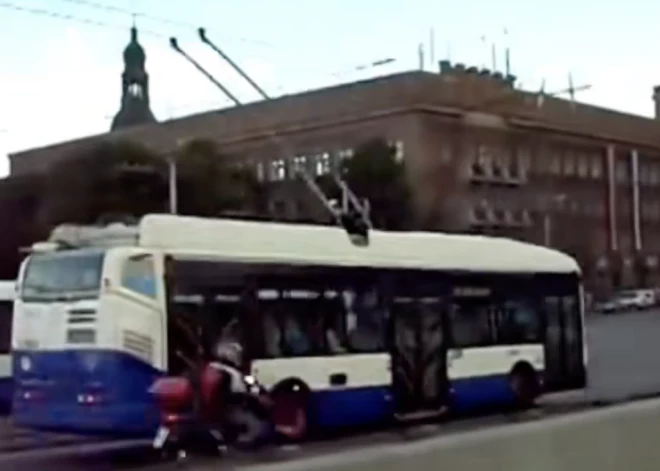 Arhīva kadri no Rātslaukuma rīdziniekos izraisa spēcīgu nostaļģiju: vai tiešām pagājuši jau 16 gadi?