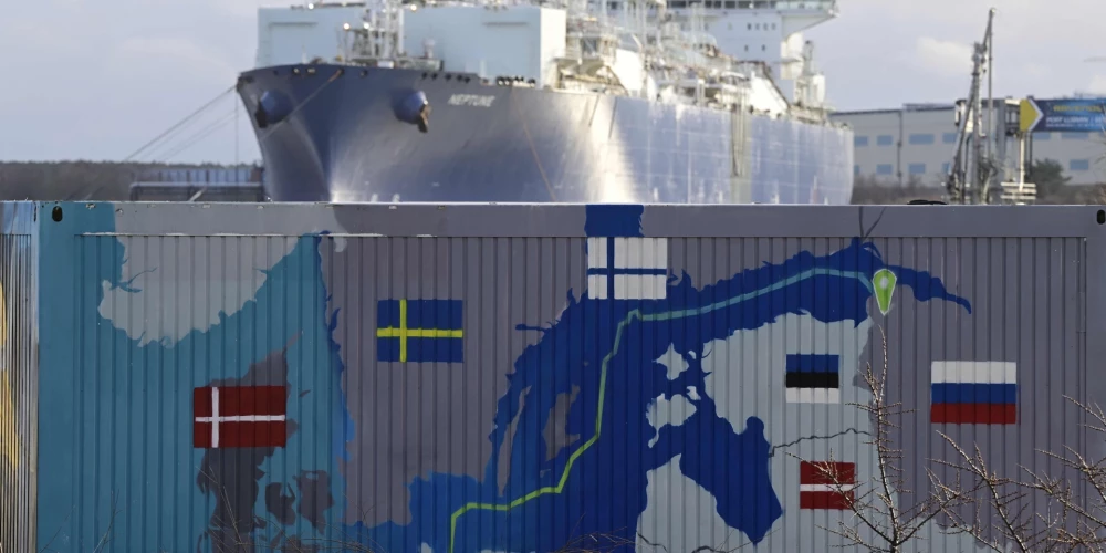 Uz konteinera ir attēlota karte, kā ar “Nord Stream 2” bija paredzēts piegādāt Krievijas gāzi Eiropas mājsaimniecībām.