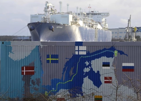 Uz konteinera ir attēlota karte, kā ar “Nord Stream 2” bija paredzēts piegādāt Krievijas gāzi Eiropas mājsaimniecībām.