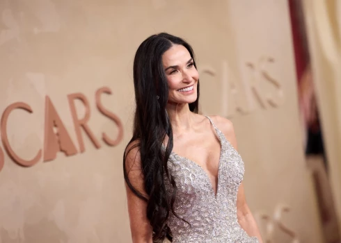 Aktrise Demija Mūra atzīta par 2025. gada skaistāko sievieti.