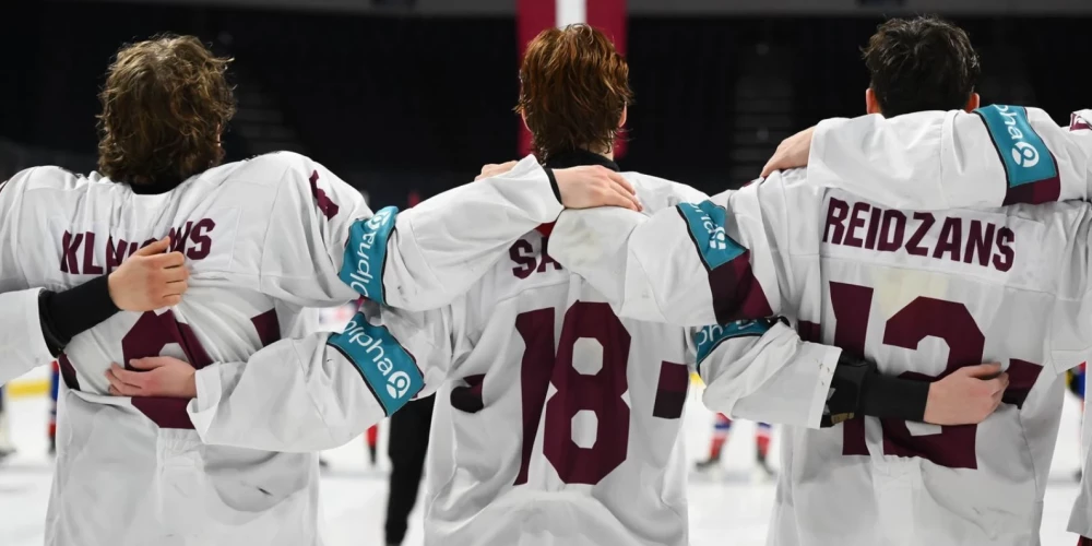 Latvijas U-18 hokeja izlase nostājās ar skatu pret Latvijas karogu, lai klausītos himnu, tomēr sākumā tika atskaņots "Līvu" "Dzelzsgriezējs".
