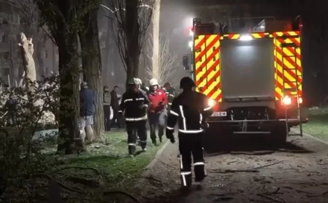 Glābšanas darbi Svjatošinas rajonā turpinās, tur zem sagrautās ēkas drupām joprojām ir pazuduši līdz 10 cilvēkiem.