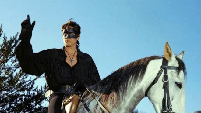 “Melnā Tulpe” (1964, La tulipe noire), režisors Kristiāns Žaks.