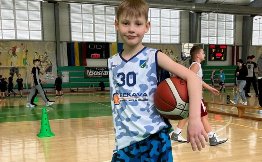Liels lūgums palīdzēt mazajam basketbolistam Rūdolfam, kuru ģimenes acu priekšā notrieca auto