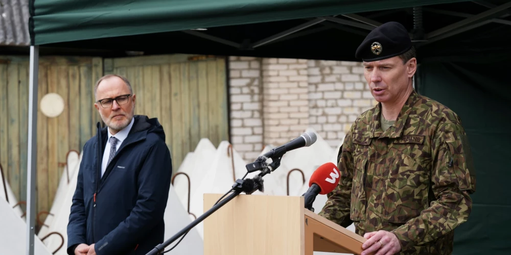 Nacionālo bruņoto spēku komandieris ģenerālmajors Kaspars Pudāns (no labās) un aizsardzības ministrs Andris Sprūds piedalās aizsardzības nozares rīkotajā preses konferencē Zilupē, kurā informē par Baltijas aizsardzības līnijas Latvijas posma izbūvi un turpmāk plānotajiem darbiem.