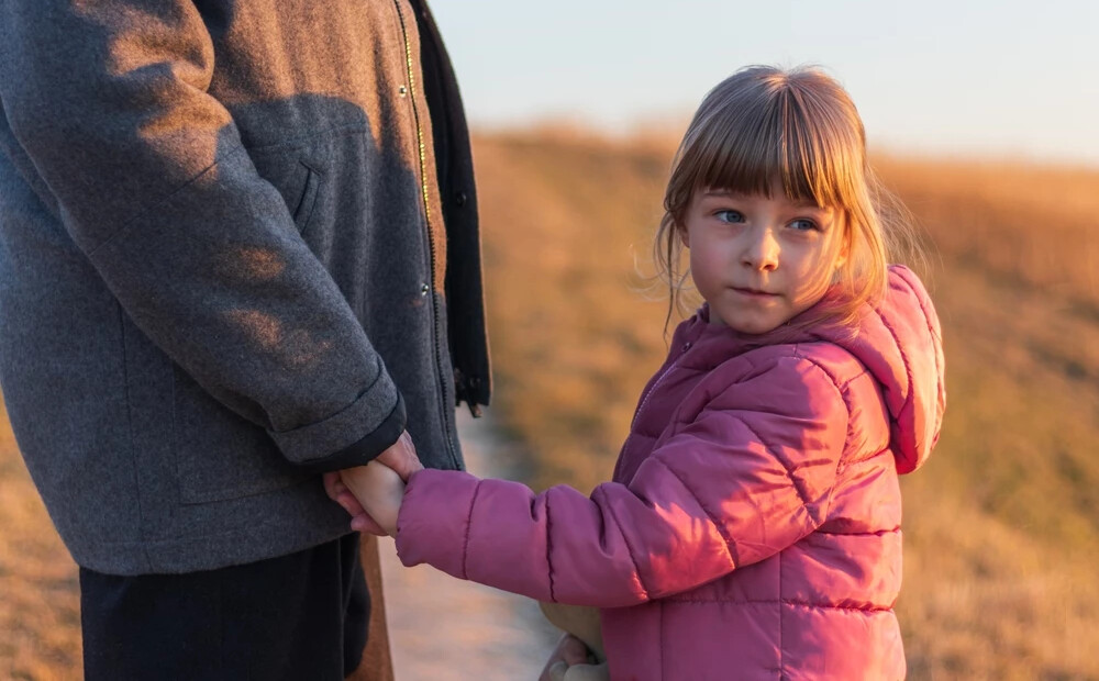Šie vecāku ieradumi ir toksiski un kaitē bērna attīstībai, brīdina speciālisti