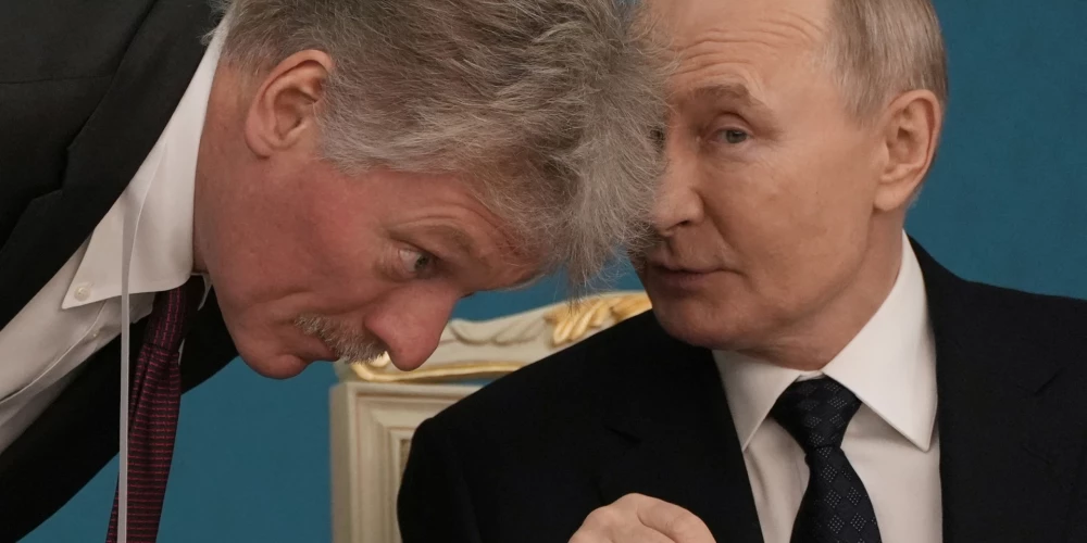 Kremļa diktators Vladimirs Putins un viņa runasvīrs Dmitrijs Peskovs