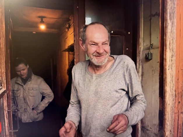 Сам хозяин квартиры во время пожара находился в соседней комнате и отдыхал после праздника, а гостей оставил в гостиной.