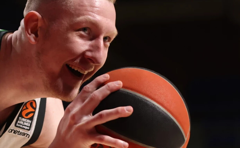Lukas Banki "Anadolu Efes" pieveic Eirolīgas čempioni "Panathinaikos" un panāk neizšķirtu ceturtdaļfināla sērijā, "Fenerbahce" tuvojas finālčetriniekam