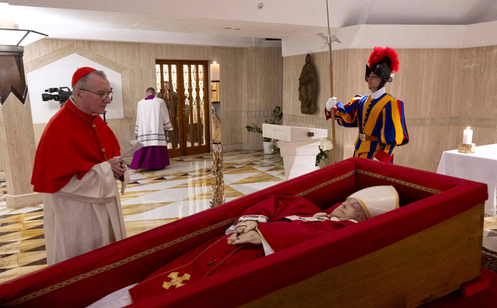 Ļaudis satraukusi mirušā pāvesta Franciska seja. Kas varētu būt noticis?
