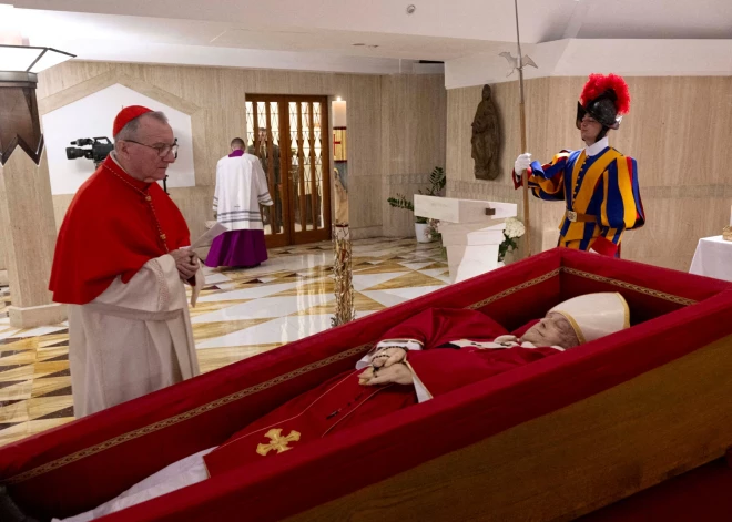 Ļaudis satraukusi mirušā pāvesta Franciska seja. Kas varētu būt noticis?