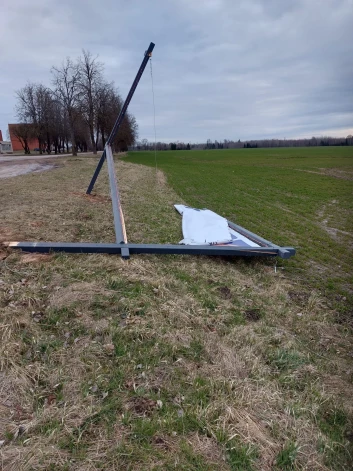 “Latvijas attīstībai” Gulbenes novadā piedzīvojusi politisko vandaļu uzbrukumu, kuri sapluinījuši partijas reklāmu klajā lauka vidū.