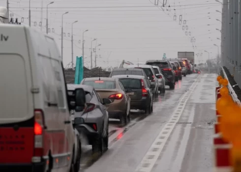 Работы по реконструкции Земитанского моста начались в ноябре прошлого года, а закончить их планируется к осени 2026 года.