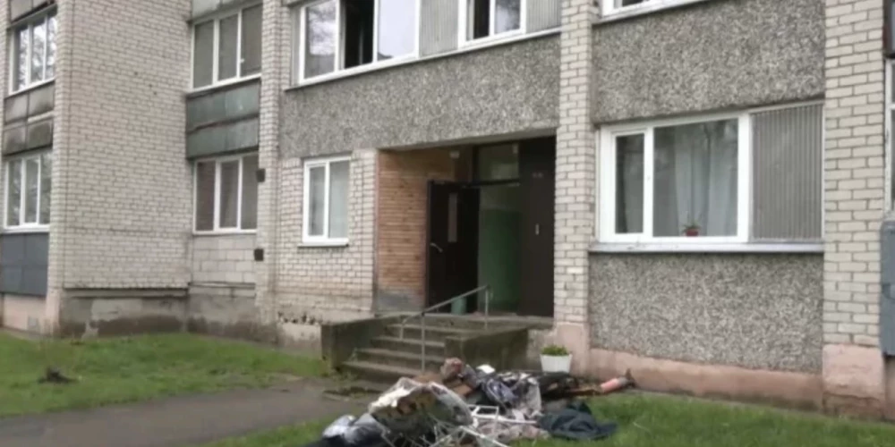 Skats no notikuma vietas Lielvārdā, kur dzīvoklī izcēlās ugunsgrēks,