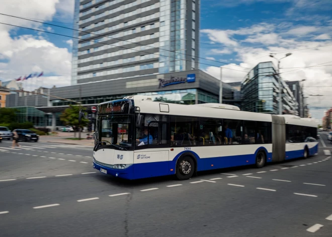 ЧП в Риге: агрессивный пассажир напал на водителя троллейбуса №25 - ему понадобилась помощь медиков