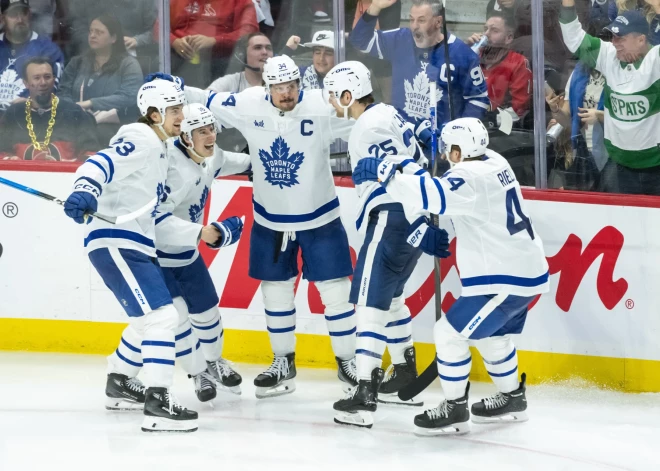 "Maple Leafs" izcīna trešo panākumu; regulārās sezonas uzvarētāja "Jets" piedzīvo smagu sagrāvi