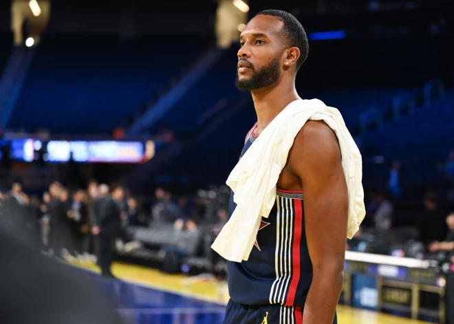 Par NBA aizvadītās sezona labāko aizsardzības spēlētāju atzīts Evans Moblijs