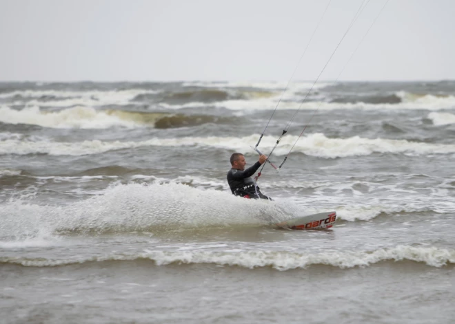 Liepājas piekrastē izglābts nelaimē nonācis kaitbordists
